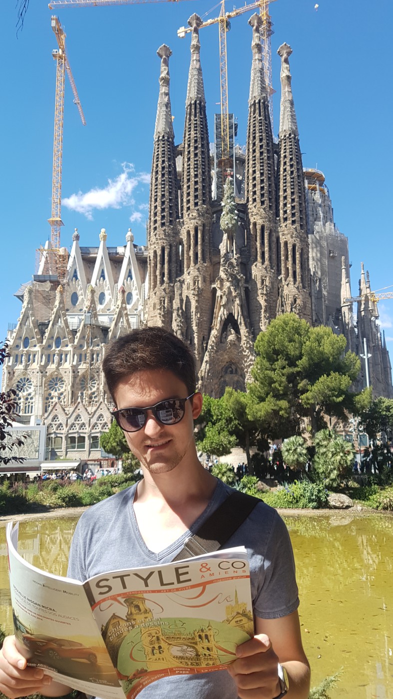 Pause lecture devant la Sagrada Família