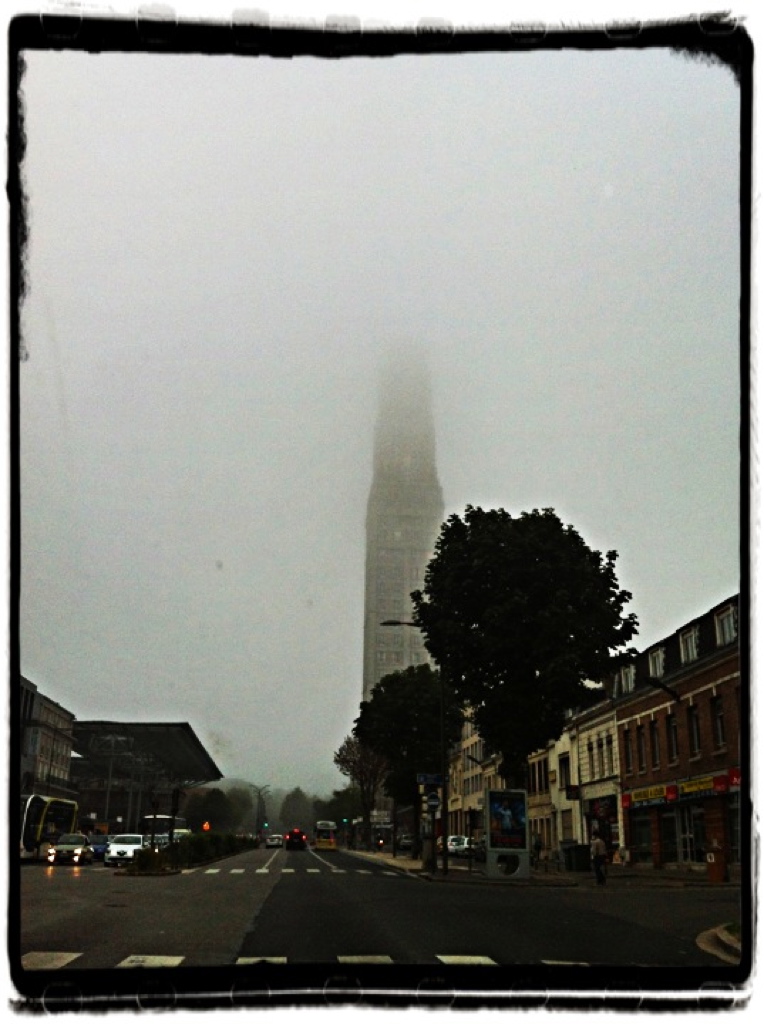 "La tête dans les nuages" (tour perret dans le brouillard, vue depuis le boulevard alsace lorraine)